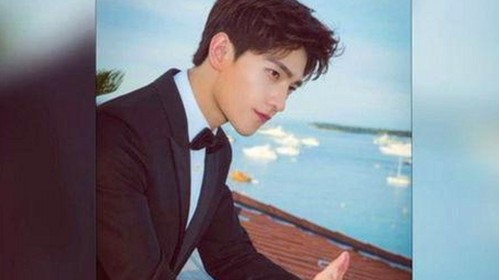 娱乐圈吃瓜新热点：明星背后的故事与热议焦点